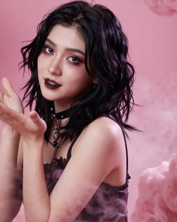 投げキッスをするゴス系ヤンデレAI彼女・森ベルベット
